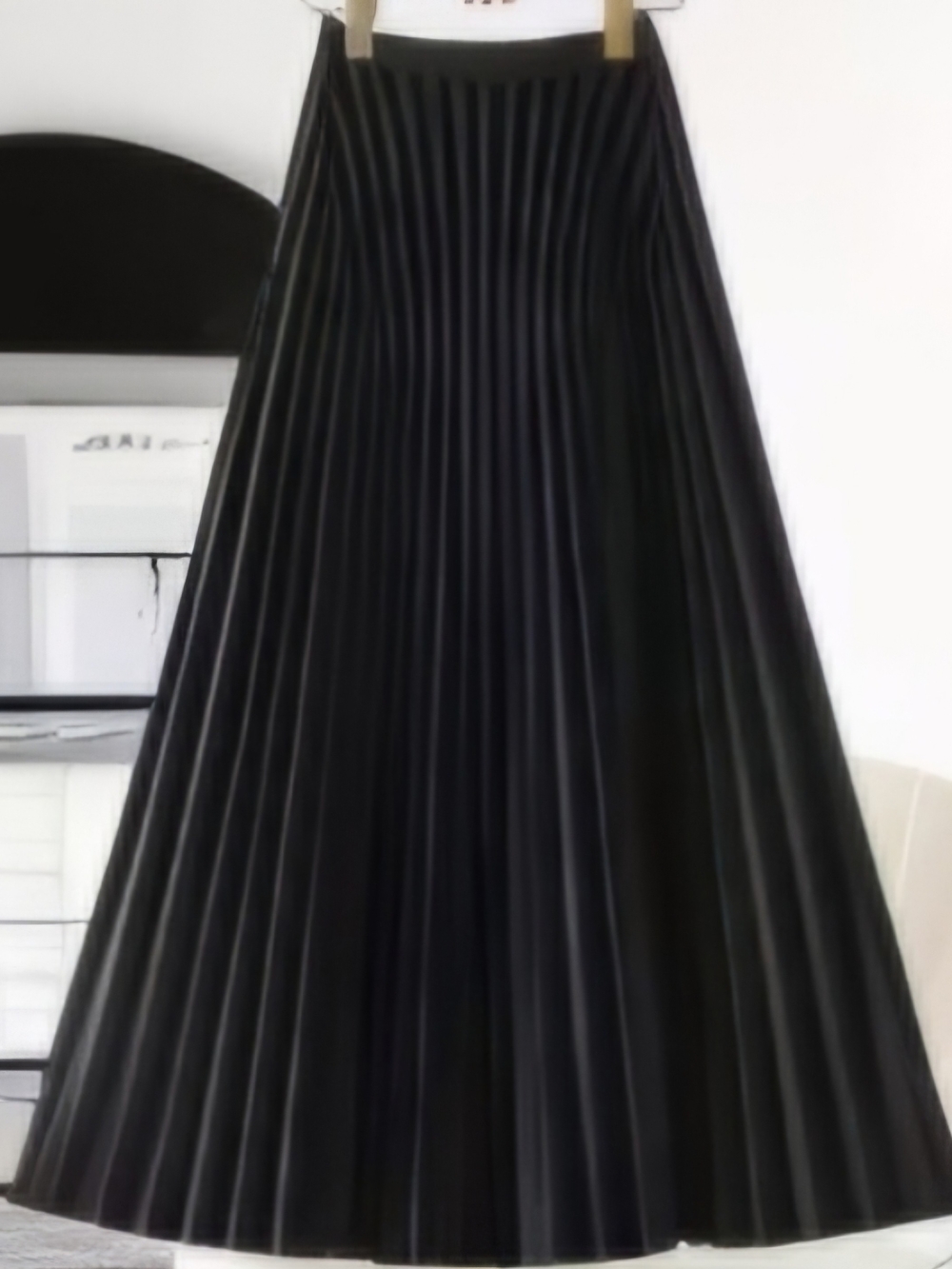 **THIS SKIRT IS GORGEOUS SHINNY LIKE SILK** Elegant Black Pleated Skirt Midi